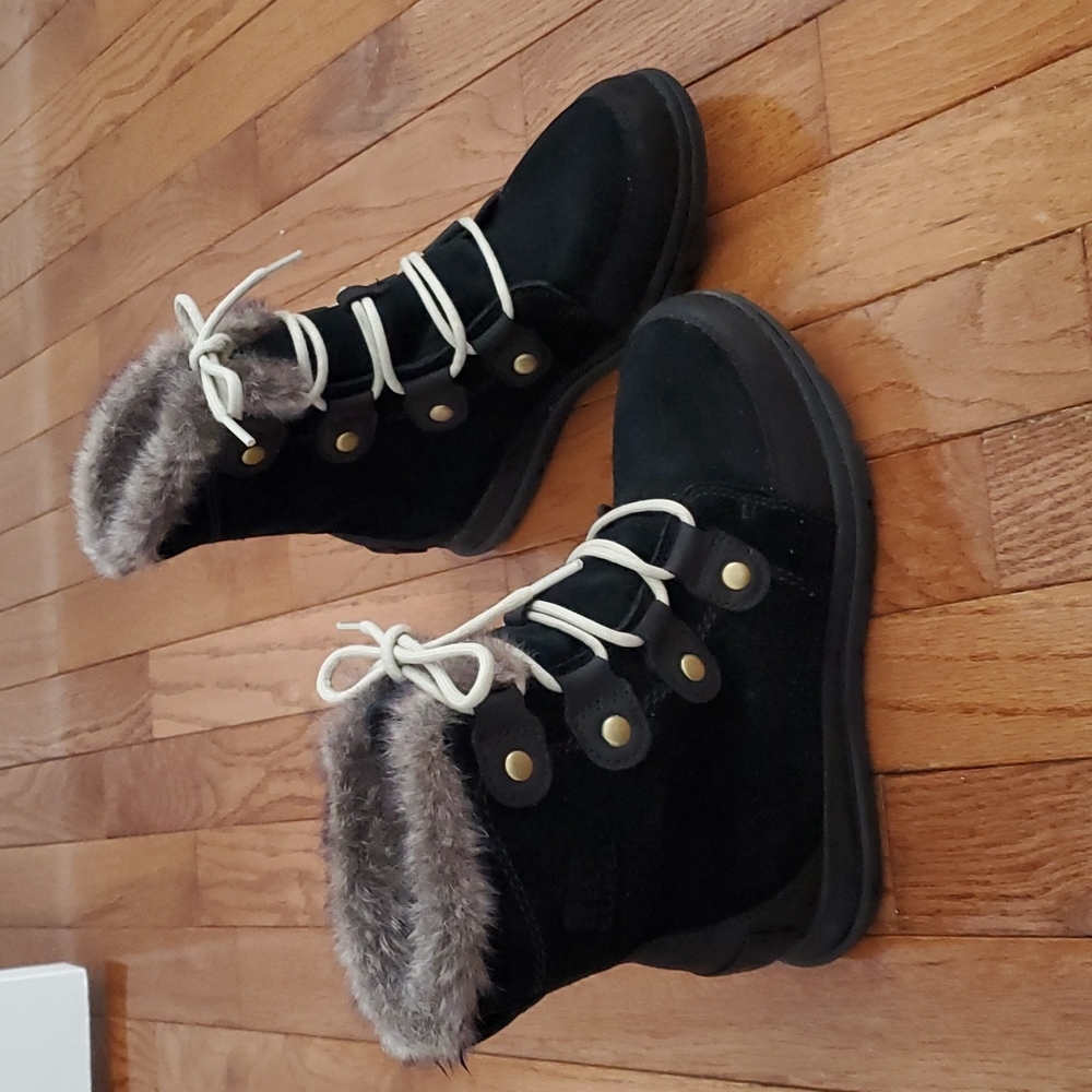 Womens sorel boots size 6.5 wore 1 time